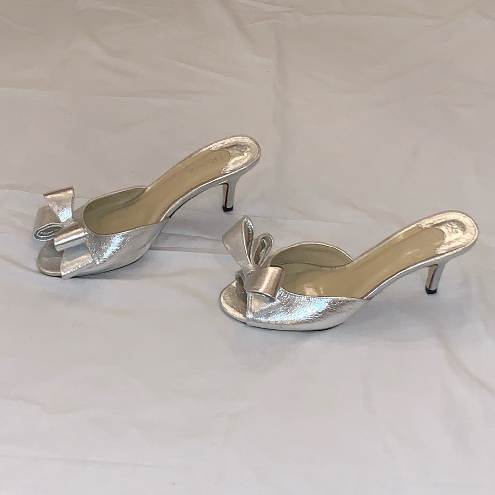 J.Renee: Silver mid-heel slide with bow, Size 7 US